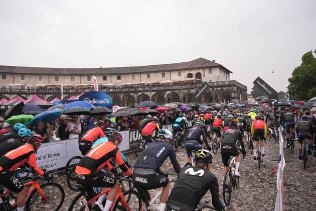 Preparation for the start during the stage 16 of the Giro d™Italia from Piazzola sul Brenta to San Valentino (Brentonico), Italy - Tuesday, May 27, 2025. - cycling.  Copyright: xMarcoxAlpozzi LaPressex