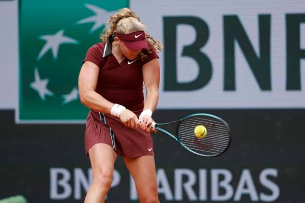May 27, 2025, Paris, Paris, France: Mirra Andreeva (RUS) in action during the tennis Grand Slam of Roland Garros 2025,match between Mirra Andreeva (RUS) and Cristina Bucsa (ESP) at Roland Garros Stadium - on May 27 2025.Paris - France Paris France - ZUMAb253 20250527_zsp_b253_005 Copyright: xLoicxBaratouxx