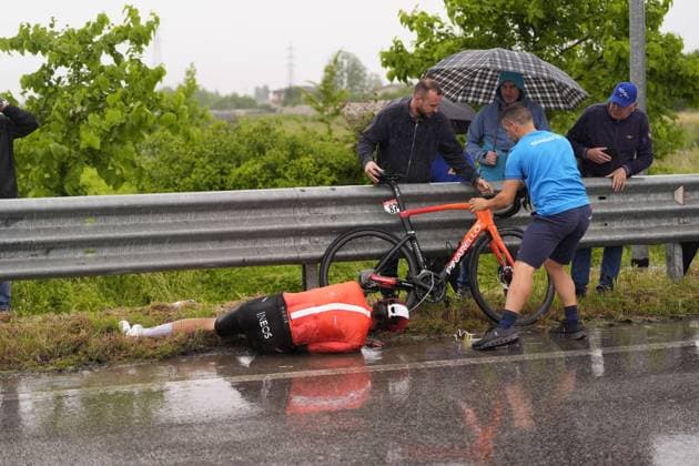 Fall for the cyclist Tarling Michael Joshua of Ineos Grenadiers during the stage 16 of the Giro d™Italia from Piazzola sul Brenta to San Valentino (Brentonico), Italy - Tuesday, May 27, 2025. - cycling.  Copyright: xFabioxFerrari LaPressex