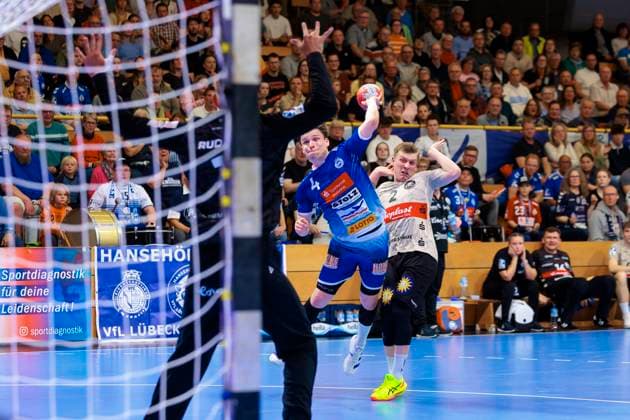Örn Vésteinsson Östenberg Nr 4, VfL Luebeck Schwartau vs Goalkeeper Christopher Rudeck Nr 1, Bergischer HC VfL Luebeck Schwartau vs Bergischer HC, Handball, 2 Bundesliga, 26 05 25 Luebeck Schleswig Holstein Germany Copyright: xAgentur54Gradx xFelixxKoenigx