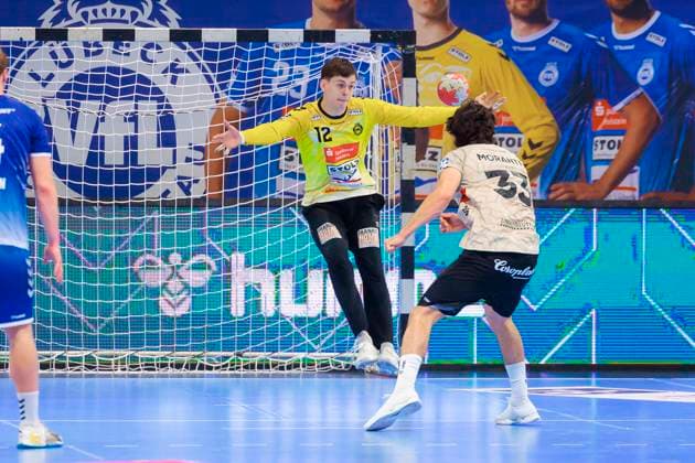 Eloy Morante Maldonado No. 33, Bergischer HC attempting a seven-meter penalty against goalkeeper Paul Dreyer No. 12, VfL Luebeck Schwartau VfL Luebeck Schwartau vs Bergischer HC, Handball, 2 Bundesliga, 26 05 25 Luebeck Schleswig Holstein Germany Copyright: xAgentur54Gradx xFelixxKoenigx