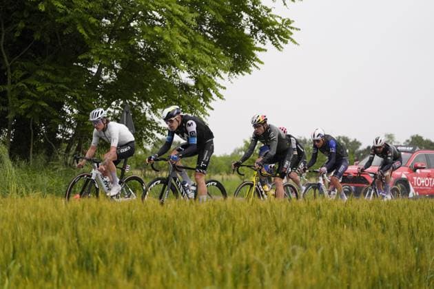 The pack rides during the stage 16 of the Giro d™Italia from Piazzola sul Brenta to San Valentino (Brentonico), Italy - Tuesday, May 27, 2025. - cycling.  Copyright: xFabioxFerrari LaPressex