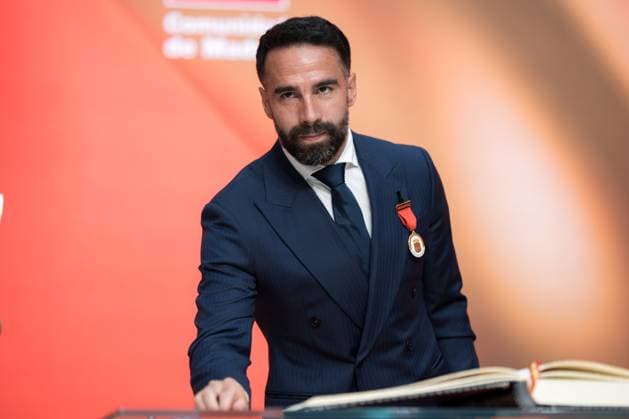 Bilder des Jahres 2025, Sport 05 Mai Sport Bilder des Tages Ayuso entrega la Medalla de Oro de la Administración autonómica al futbolista del Real Madrid Daniel Carvajal El futbolista del Real Madrid Daniel Carvajal recibe la Medalla de Oro de la Administración autonómica, en la Real Casa de Correos, a 27 de mayo de 2025, en Madrid (Espana). El Gobierno de Isabel Díaz Ayuso ha concedido la Medalla de Oro al futbolista Dani Carvajal, canterano del Real Madrid nacido en Leganés. La Comunidad ha justificado este reconocimiento recordando que el futbolista ha logrado más de 30 títulos a lo largo de su carrera, consolidándose como uno de los más laureados de su generación . 27 MAYO 2025 Diego Radamé Espana *** Ayuso presents the Gold Medal of the Regional Administration to Real Madrid footballer Daniel Carvajal Real Madrid footballer Daniel Carvajal receives the Gold Medal of the Regional Administration, at the Real Casa de Correos, on 27 May 2025, in Madrid Spain The Government of Isabel Díaz Ayuso has awarded the Gold Medal to footballer Dani Carvajal, The Community has justified this recognition by recalling that the footballer has won more than 30 titles during his career, consolidating his position as one of the most successful players of his generation 27 MAY 2025 Diego Radamé Espana  Copyright: xDiegoxRadamÃ sx 6752941