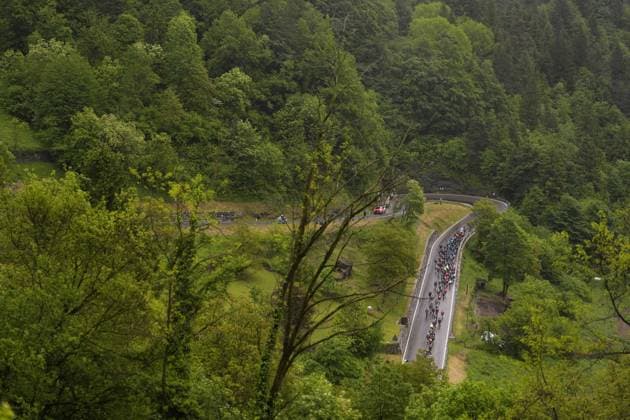 The pack rides cycles through the during the stage 16 of the Giro d™Italia from Piazzola sul Brenta to San Valentino (Brentonico), Italy - Tuesday, May 27, 2025. - cycling.  Copyright: xFabioxFerrarix LaPressex