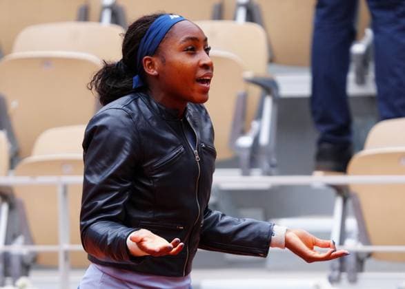 Coco Gauff reacts to her player box after coming out onto court for her first round match carrying an empty racquet bag French Open Tennis, Day Three, Tennis, Roland Garros, Paris, France - 27 May 2025 EDITORIAL USE ONLY No use with unauthorised audio, video, data, fixture lists, club league logos or live services. Online in-match use limited to 120 images, no video emulation. No use in betting, games or single club league player publications. Copyright: xJavierxGarcia Shutterstockx 15314625aj