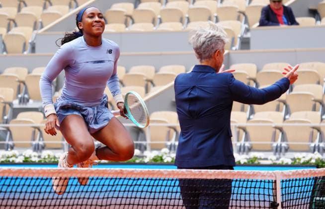 Sport Bilder des Tages A smiling Coco Gauff ahead of the coin toss with her racquet after having them belatedly delivered to her by a ballboy after she came onto court with an empty bag French Open Tennis, Day Three, Tennis, Roland Garros, Paris, France - 27 May 2025 EDITORIAL USE ONLY No use with unauthorised audio, video, data, fixture lists, club league logos or live services. Online in-match use limited to 120 images, no video emulation. No use in betting, games or single club league player publications.  Copyright: xJavierxGarcia Shutterstockx 15314625as