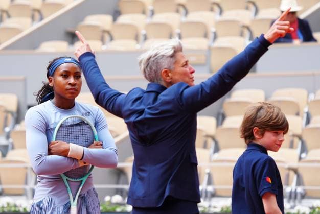 Coco Gauff ahead of the coin toss with her racquet after having them belatedly delivered to her by a ballboy after she came onto court with an empty bag French Open Tennis, Day Three, Tennis, Roland Garros, Paris, France - 27 May 2025 EDITORIAL USE ONLY No use with unauthorised audio, video, data, fixture lists, club league logos or live services. Online in-match use limited to 120 images, no video emulation. No use in betting, games or single club league player publications. Copyright: xJavierxGarcia Shutterstockx 15314625au