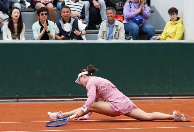 (250527) -- PARIS, May 27, 2025 -- Lulu Sun competes during the women s doubles first round match between Lulu Sun (New Zealand) Yuan Yue (China) and Anna Blinkova (Russia) Mayar Sherif (Egypt) at the French Open tennis tournament at Roland Garros, Paris, France, May 27, 2025. ) (SP)FRANCE-PARIS-TENNIS-FRENCH OPEN-WOMEN S DOUBLES GaoxJing 