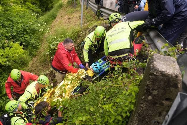Sport Themen der Woche KW22 Bilder des Jahres 2025, Sport 05 Mai Sport Bilder des Tages Martinelli Alessio of Vf Group Bardianicsf-Faizane™ after the fall during the stage 16 of the Giro d™Italia from Piazzola sul Brenta to San Valentino (Brentonico), Italy - Tuesday, May 27, 2025. - cycling.  Copyright: xFabioxFerrari LaPressex