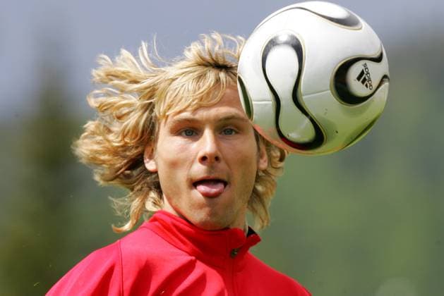 Archivbilder der Woche SPORT KW21 Pavel Nedved si hraje s micem pred oficialnim fotografovanim narodniho fotbaloveho muzstva pred MS 2006 v Nemecku na soustredeni ceske reprezentace. 25. kvetna 2006, Seefeld, Rakousko (CTKxPhoto PavelxLebeda) CTKPhotoF202505270004501  CTKPhotoF202505270004501