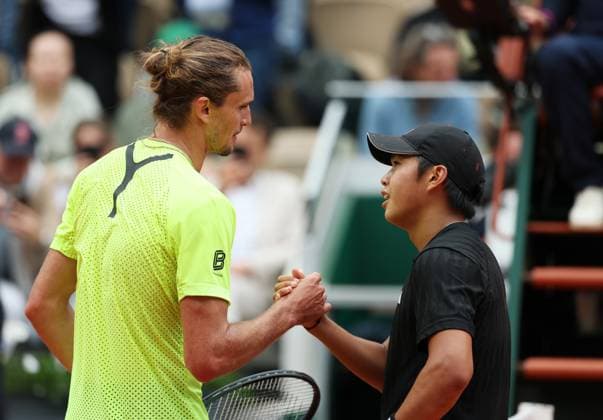 (250527) -- PARIS, May 27, 2025 -- Alexander Zverev (L) greets Learner Tien after the men s singles first round match between Alexander Zverev of Germany and Learner Tien of the United States at the French Open tennis tournament at Roland Garros, Paris, France, May 27, 2025. ) (SP)FRANCE-PARIS-TENNIS-FRENCH OPEN-MEN S SINGLES GaoxJing 