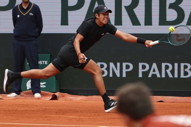 May 27, 2025, Paris, Celestynow, France: LEARNER TIEN of USA during the match against Alexander Zverev of Germany of French Open 2025 at Roland Garros in Paris. Paris France - ZUMAc278 20250527_zsp_c278_007 Copyright: xMarcinxCholewinskix