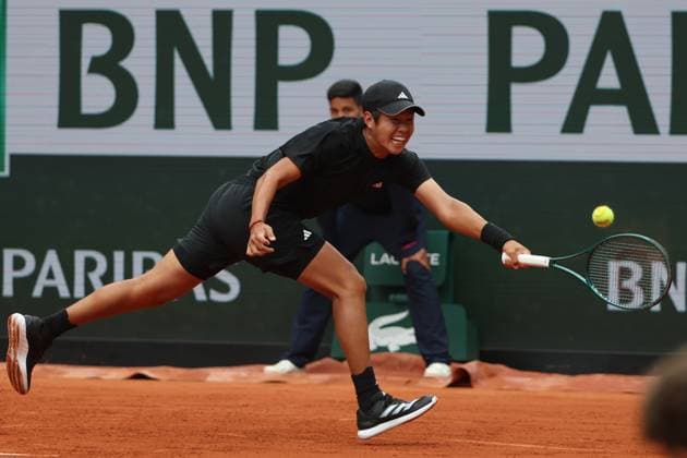 May 27, 2025, Paris, Celestynow, France: LEARNER TIEN of USA during the match against Alexander Zverev of Germany of French Open 2025 at Roland Garros in Paris. Paris France - ZUMAc278 20250527_zsp_c278_009 Copyright: xMarcinxCholewinskix