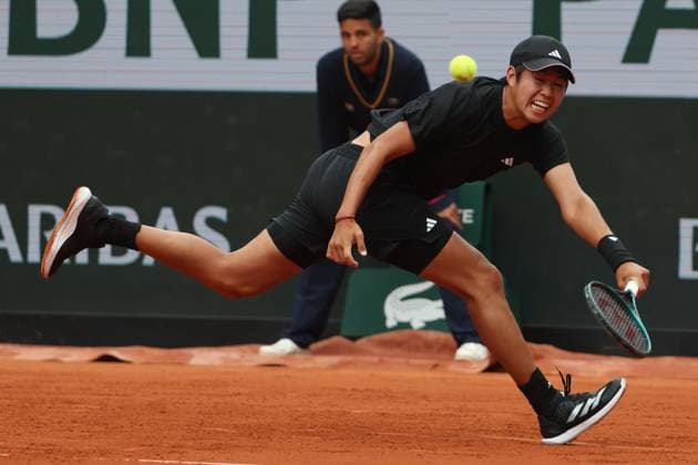 May 27, 2025, Paris, Celestynow, France: LEARNER TIEN of USA during the match against Alexander Zverev of Germany of French Open 2025 at Roland Garros in Paris. Paris France - ZUMAc278 20250527_zsp_c278_010 Copyright: xMarcinxCholewinskix