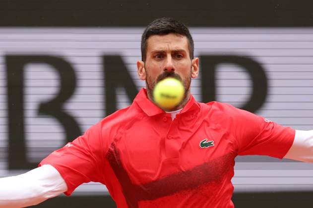 ROLAND GARROS 2025 Thierry Larret MAXPPP - PARIS (75) 27 05 2025 Thierry Larret Maxppp. Tennis. Roland Garros 2025. Internationaux de France de tennis. Stade Roland Garros, Paris (75). Le 27 mai. Court Phillipe Chatrier : Mackenzie McDONALD (USA) vs Novak DJOKOVIC (SRB); DJOKOVIC DISCUTE AVEC LE JUGE ARBITRE - Tennis. Roland Garros 2025. French Open tennis tournament. Roland Garros Stadium, Paris (75) PARIS (75) STADE ROLAND GARROS PARIS ILE DE FRANCE FRANCE  Copyright: xMAXPPPxThierryxLarretx TLR202505270394 TLR202505270394