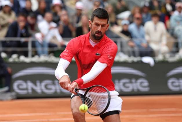 ROLAND GARROS 2025 Thierry Larret MAXPPP - PARIS (75) 27 05 2025 Thierry Larret Maxppp. Tennis. Roland Garros 2025. Internationaux de France de tennis. Stade Roland Garros, Paris (75). Le 27 mai. Court Phillipe Chatrier : Mackenzie McDONALD (USA) vs Novak DJOKOVIC (SRB); DJOKOVIC DISCUTE AVEC LE JUGE ARBITRE - Tennis. Roland Garros 2025. French Open tennis tournament. Roland Garros Stadium, Paris (75) PARIS (75) STADE ROLAND GARROS PARIS ILE DE FRANCE FRANCE  Copyright: xMAXPPPxThierryxLarretx TLR202505270395 TLR202505270395