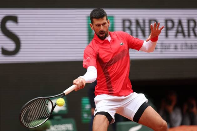 ROLAND GARROS 2025 Thierry Larret MAXPPP - PARIS (75) 27 05 2025 Thierry Larret Maxppp. Tennis. Roland Garros 2025. Internationaux de France de tennis. Stade Roland Garros, Paris (75). Le 27 mai. Court Phillipe Chatrier : Mackenzie McDONALD (USA) vs Novak DJOKOVIC (SRB); DJOKOVIC DISCUTE AVEC LE JUGE ARBITRE - Tennis. Roland Garros 2025. French Open tennis tournament. Roland Garros Stadium, Paris (75) PARIS (75) STADE ROLAND GARROS PARIS ILE DE FRANCE FRANCE  Copyright: xMAXPPPxThierryxLarretx TLR202505270398 TLR202505270398