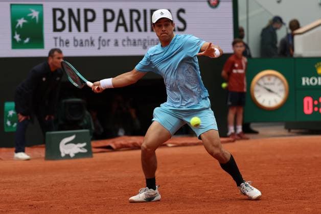 ROLAND GARROS 2025 Thierry Larret MAXPPP - PARIS (75) 27 05 2025 Thierry Larret Maxppp. Tennis. Roland Garros 2025. Internationaux de France de tennis. Stade Roland Garros, Paris (75). Le 27 mai. Court Phillipe Chatrier : Mackenzie McDONALD (USA) vs Novak DJOKOVIC (SRB); DJOKOVIC DISCUTE AVEC LE JUGE ARBITRE - Tennis. Roland Garros 2025. French Open tennis tournament. Roland Garros Stadium, Paris (75) PARIS (75) STADE ROLAND GARROS PARIS ILE DE FRANCE FRANCE  Copyright: xMAXPPPxThierryxLarretx TLR202505270408 TLR202505270408