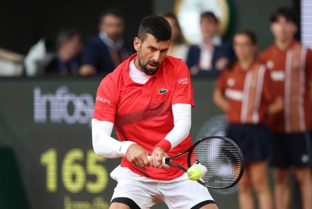 ROLAND GARROS 2025 Thierry Larret MAXPPP - PARIS (75) 27 05 2025 Thierry Larret Maxppp. Tennis. Roland Garros 2025. Internationaux de France de tennis. Stade Roland Garros, Paris (75). Le 27 mai. Court Phillipe Chatrier : Mackenzie McDONALD (USA) vs Novak DJOKOVIC (SRB); DJOKOVIC DISCUTE AVEC LE JUGE ARBITRE - Tennis. Roland Garros 2025. French Open tennis tournament. Roland Garros Stadium, Paris (75) PARIS (75) STADE ROLAND GARROS PARIS ILE DE FRANCE FRANCE  Copyright: xMAXPPPxThierryxLarretx TLR202505270411 TLR202505270411