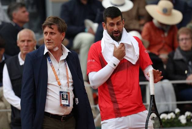 ROLAND GARROS 2025 Thierry Larret MAXPPP - PARIS (75) 27 05 2025 Thierry Larret Maxppp. Tennis. Roland Garros 2025. Internationaux de France de tennis. Stade Roland Garros, Paris (75). Le 27 mai. Court Phillipe Chatrier : Mackenzie McDONALD (USA) vs Novak DJOKOVIC (SRB); DJOKOVIC DISCUTE AVEC LE JUGE ARBITRE - Tennis. Roland Garros 2025. French Open tennis tournament. Roland Garros Stadium, Paris (75) PARIS (75) STADE ROLAND GARROS PARIS ILE DE FRANCE FRANCE  Copyright: xMAXPPPxThierryxLarretx TLR202505270414 TLR202505270414