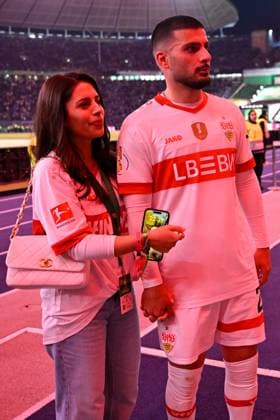 Berlin, Olympiastadion, 24.05.25, GER, Herren, DFB-Pokal, Finale, Saison 2024-2025, DSC Arminia Bielefeld - VfB Stuttgart Bild: Deniz UNDAV (Stuttgart) mit seiner Frau Tanja DFB regulations prohibit any use of photographs as image sequences and or quasi-video. Berlin Deutschland *** Berlin, Olympiastadion, 24 05 25, GER, Herren, DFB Pokal, Finale, Saison 2024 2025, DSC Arminia Bielefeld VfB Stuttgart Bild Deniz UNDAV Stuttgart mit seiner Frau Tanja DFB regulations prohibit any use of photographs as image sequences and or quasi video Berlin Deutschland