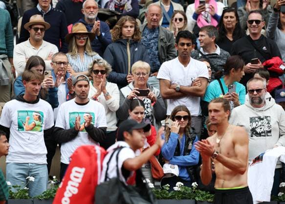 Sport Bilder des Tages (250527) -- PARIS, May 27, 2025 -- Fans watch the men s singles first round match between Alexander Zverev of Germany and Learner Tien of the United States at the French Open tennis tournament at Roland Garros, Paris, France, May 27, 2025. ) (SP)FRANCE-PARIS-TENNIS-FRENCH OPEN-MEN S SINGLES GaoxJing 