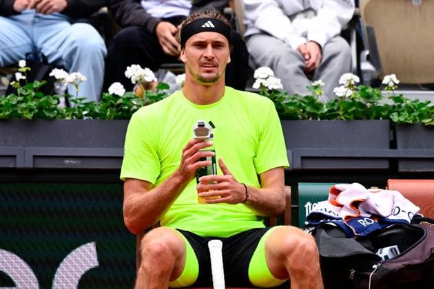 TENNIS : Roland Garros 2025 - Internationaux de France - 27 05 2025 Alexander Zverev ( Germany ) sits on his chair during the 2025 French Open at Roland Garros on May 27, 2025 in Paris, France. ( Photo Dante Badano PSNewz ) - ParisFrance  Copyright: xx