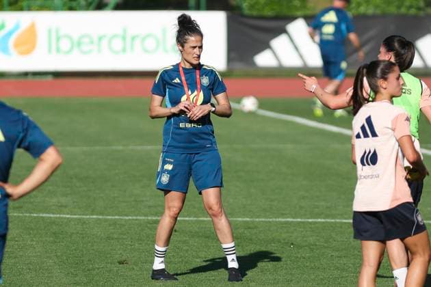 May 27, 2025, Las Rozas, Madrid, SPAIN: Montserrat Tome Vazquez, head coach of Spain gestures during a training session prior to the Spanish women s national soccer team s UEFA Women s Nations League matches at Ciudad del Futbol on May 27, 2025, in Las Rozas, Madrid, Spain. Las Rozas SPAIN - ZUMAa181 20250527_zaa_a181_028 Copyright: xIrinaxR.xHipolitox
