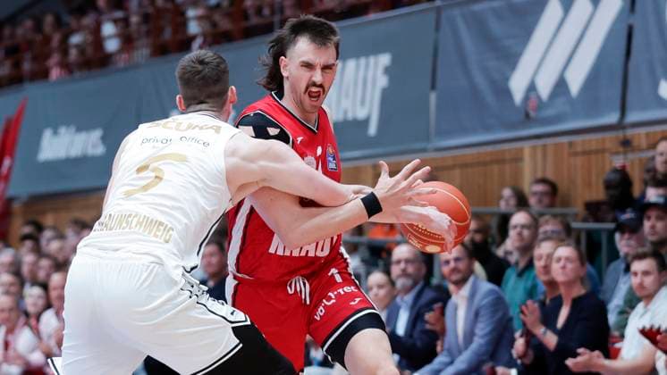 Sport Themen der Woche KW22 Sport Bilder des Tages Im Bild: v.li. Luka Scuka (Basketball Loewen Braunschweig, 5) gegen Zachary Seljaas (Wuerzburg Baskets, 1), Zweikampf 27.05.2025,FIT-One Wuerzburg Baskets vs. Basketball Loewen Braunschweig, easyCredit BBL - Playoffs, 4. Spiel, Deutschland, Wuerzburg, tectake-Arena, *** In the picture from left Luka Scuka Basketball Loewen Braunschweig, 5 against Zachary Seljaas Wuerzburg Baskets, 1 , duel 27 05 2025,FIT One Wuerzburg Baskets vs Basketball Loewen Braunschweig, easyCredit BBL Playoffs, 4 game, Germany, Wuerzburg, tectake Arena, Copyright: HMBxMedia xJulienxBecker