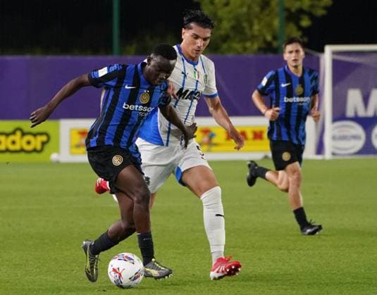 Inter™s Mike Aidoo fight for the ball with Sassuolo™s Alessandro Di Bitonto during match between Inter and Sassuolo In the final fase of 2024 25 Primavera 1 Championship at the Viola Park Center in Bagno A Ripoli, Florence, center of Italy - Tuesday, May 27, 2025. Sport - Soccer  Copyright: xMarcoxBucco LaPressex