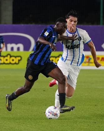 Inter™s Mike Aidoo fight for the ball with Sassuolo™s Alessandro Di Bitonto during match between Inter and Sassuolo In the final fase of 2024 25 Primavera 1 Championship at the Viola Park Center in Bagno A Ripoli, Florence, center of Italy - Tuesday, May 27, 2025. Sport - Soccer  Copyright: xMarcoxBucco LaPressex