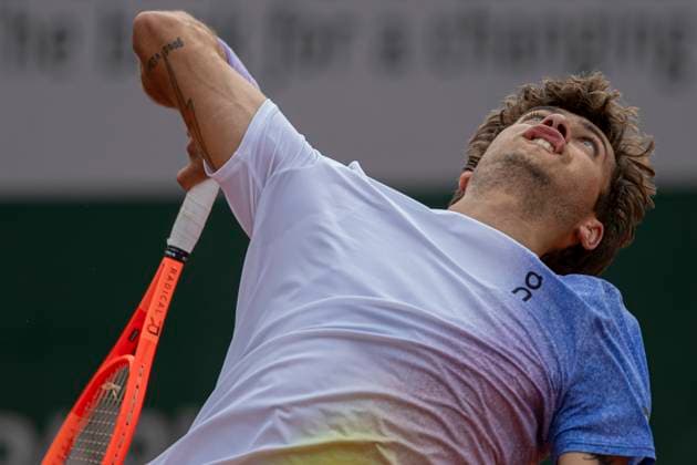 Sport Bilder des Tages 2025 French Open - Day Three Flavio Cobolli serves against Marin Cilic at the Roland Garros Grand Slam Tournament in Paris, France, on May 27, 2025. Paris France  Copyright: xRobertxSzaniszlox originalFilename:szaniszlo-notitle250527_npeeR.jpg