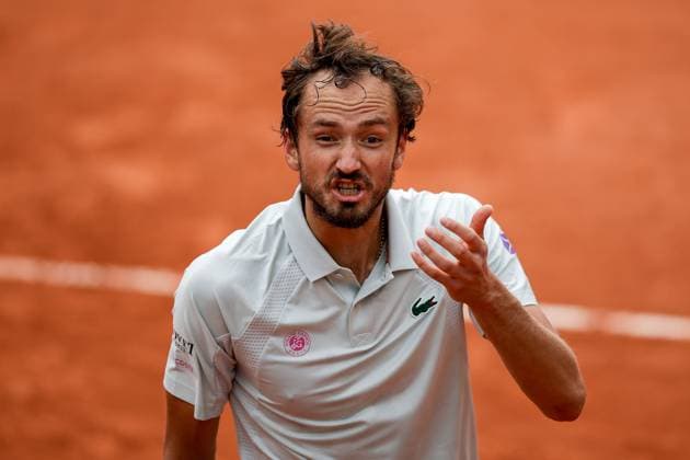 Paris 27 05 2025 xABx Tennis French Open 2025 Roland Garros, Daniil Medvedev Cameron Norrie GBR v l , Daniil Medvedev complains, disappointed, disappointed looking, dissapointed, sad, frustrated, frustrated, frustrated, gives instructions, gesticulates, gesticulate with arms gives instructions, gesticulate Copyright: HMBxMedia AntonioxBorga