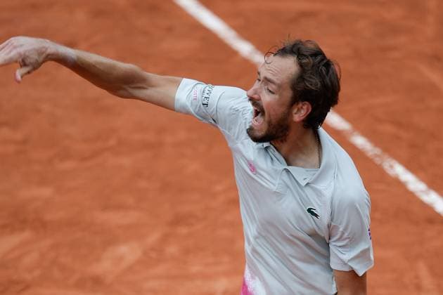 Paris 27 05 2025 xABx Tennis French Open 2025 Roland Garros, Daniil Medvedev Cameron Norrie GBR v l , Daniil Medvedev disappointed, disappointed looking, dissapointed, sad, frustrated, frustrated, frustrated, gives instructions, gesticulates, gesticulate with arms gives instructions, gesticulate Copyright: HMBxMedia AntonioxBorga