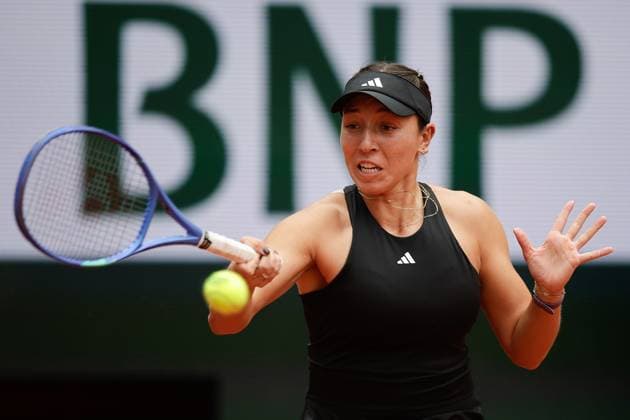 Paris 27 05 2025 xABx Tennis French Open 2025 Roland Garros, Anca Todoni ROU Jessica Pegula USA v l , Jessica Pegula USA plays a forehand Copyright: HMBxMedia AntonioxBorga