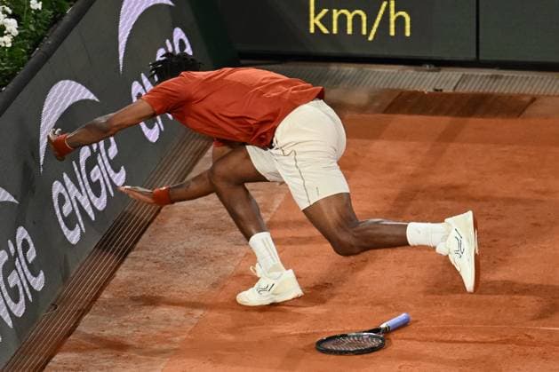 Roland Garros 2025: Gael Monfils falls during the Men s Singles tennis match against Hugo Dellien on Philippe Chatrier Court during the Grand Slam tennis tournament on May 27, 2025, at Roland Garros Stadium in Paris, France. - 27 05 2025 - France Ile-de-France (region) Paris -  JulienxMattiax xLexPictorium LePictorium_0309076
