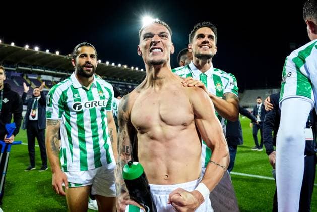 ACF Fiorentina v Real Betis Balompie - UEFA Conference League 2024 25 Semi Final Second Leg Antony Matheus dos Santos of Real Betis Balompie and his teammates celebrate reaching the finals at the end of the UEFA Conference League 2024 25 Semi Final Second Leg match between ACF Fiorentina and Real Betis Balompie at Stadio Artemio Franchi on May 8, 2025 in Florence, Italy. Florence Stadio Artemio Franchi Florence Italy Copyright: xGiuseppexMaffiax UECL_Fiorentina-Betis_080525_BRU8467