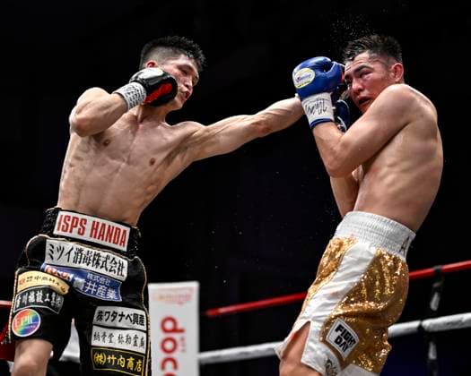 Bilder des Jahres 2025, Sport 05 Mai Champion Shu Utsuki (black gloves) of Japan and challenger Aketelieti Yelejian (blue gloves) of China compete during their OPBF and WBO Asia Pacific lightweight titles boxing bout at Korakuen Hall in Tokyo, Japan on May 27, 2025. Noxthirdxpartyxsales  (292119226)
