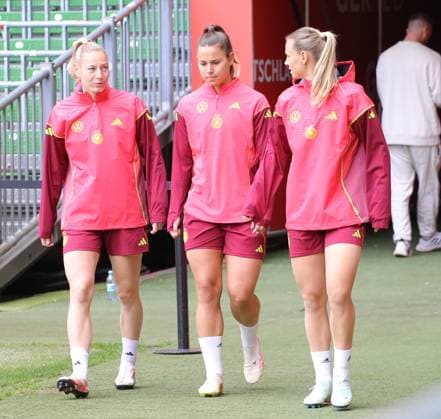 28 05 2025, xgrfx, Football DFB Media Dates, German Womens National Team Training f l Sarai Linder, Lena Oberdorf, Klara Bühl German Womens National Team DFL DFB REGULATIONS PROHIBIT ANY USE OF PHOTOGRAPHS as IMAGE SEQUENCES and or QUASI VIDEO Bremen