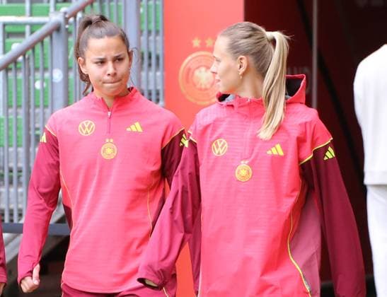 28 05 2025, xgrfx, Football DFB Media Dates, German Womens National Team Training v l Lena Oberdorf, Klara Bühl German Womens National Team DFL DFB REGULATIONS PROHIBIT ANY USE OF PHOTOGRAPHS as IMAGE SEQUENCES and or QUASI VIDEO Bremen