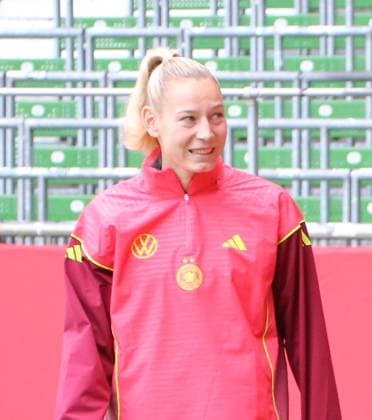 28 05 2025, xgrfx, Football DFB Media Dates, German Womens National Team Training v l Sarai Linder German Womens National Team DFL DFB REGULATIONS PROHIBIT ANY USE OF PHOTOGRAPHS as IMAGE SEQUENCES and or QUASI VIDEO Bremen