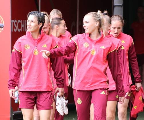 28 05 2025, xgrfx, Football DFB Media Dates, German Womens National Team Training v l Sara Doorsoun, Laura Freigang German Womens National Team DFL DFB REGULATIONS PROHIBIT ANY USE OF PHOTOGRAPHS as IMAGE SEQUENCES and or QUASI VIDEO Bremen