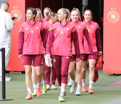 28 05 2025, xgrfx, Fußball DFB Medientermine, Deutsche Frauennationalmannschaft Training v l Sara Doorsoun, Laura Freigang, Sophia Kleinherne, Sydney Lohmann Deutsche Frauennationalmannschaft DFL DFB REGULATIONS PROHIBIT ANY USE OF PHOTOGRAPHS as IMAGE SEQUENCES and or QUASI VIDEO Bremen