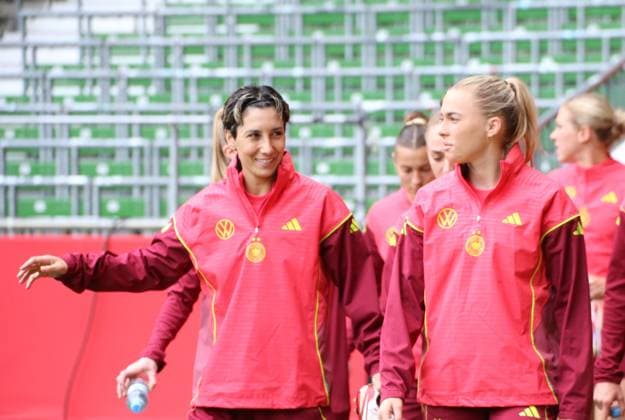 28 05 2025, xgrfx, Football DFB Media Dates, German Womens National Team Training v l Sara Doorsoun, Laura Freigang German Womens National Team DFL DFB REGULATIONS PROHIBIT ANY USE OF PHOTOGRAPHS as IMAGE SEQUENCES and or QUASI VIDEO Bremen