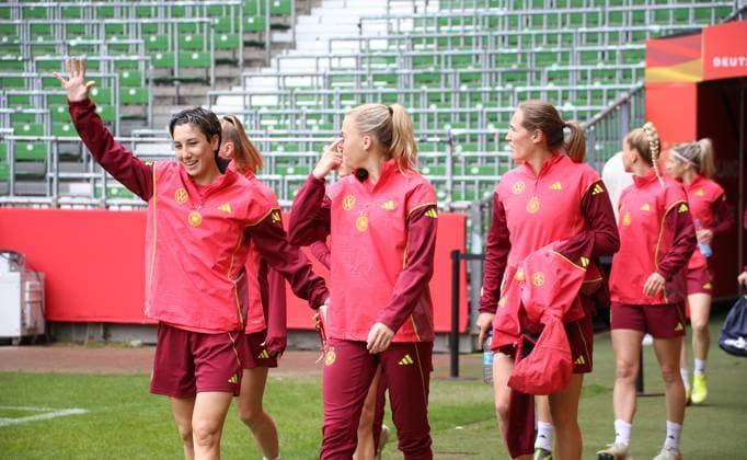 28 05 2025, xgrfx, Football DFB Media Dates, German Womens National Team Training v l Sara Doorsoun, Laura Freigang, Sydney Lohmann German Womens National Team DFL DFB REGULATIONS PROHIBIT ANY USE OF PHOTOGRAPHS as IMAGE SEQUENCES and or QUASI VIDEO Bremen