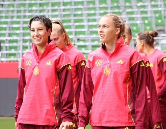 28 05 2025, xgrfx, Football DFB Media Dates, German Womens National Team Training v l Sara Doorsoun, Laura Freigang German Womens National Team DFL DFB REGULATIONS PROHIBIT ANY USE OF PHOTOGRAPHS as IMAGE SEQUENCES and or QUASI VIDEO Bremen