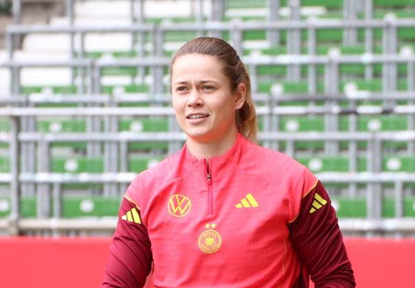 28 05 2025, xgrfx, Football DFB Media Dates, German Womens National Team Training v l Stina Johannes German Womens National Team DFL DFB REGULATIONS PROHIBIT ANY USE OF PHOTOGRAPHS as IMAGE SEQUENCES and or QUASI VIDEO Bremen