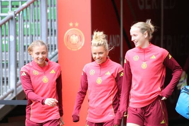 28 05 2025, xgrfx, Football DFB Media Dates, German Womens National Team Training f l Elisa Senß, Linda Dallmann, Franziska Kett German Womens National Team DFL DFB REGULATIONS PROHIBIT ANY USE OF PHOTOGRAPHS as IMAGE SEQUENCES and or QUASI VIDEO Bremen