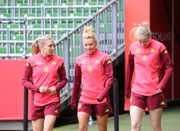 28 05 2025, xgrfx, Football DFB Media Dates, German Womens National Team Training f l Elisa Senß, Linda Dallmann, Franziska Kett German Womens National Team DFL DFB REGULATIONS PROHIBIT ANY USE OF PHOTOGRAPHS as IMAGE SEQUENCES and or QUASI VIDEO Bremen