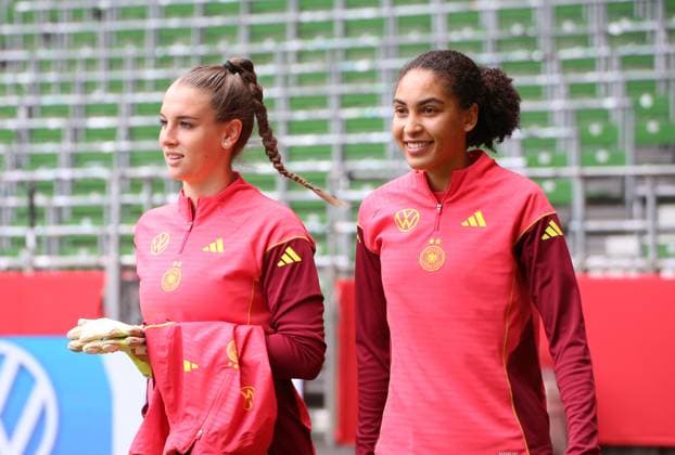 28 05 2025, xgrfx, Football DFB Media Dates, German Womens National Team Training v l Ena Mahmutovic, Cora Zicai German Womens National Team DFL DFB REGULATIONS PROHIBIT ANY USE OF PHOTOGRAPHS as IMAGE SEQUENCES and or QUASI VIDEO Bremen